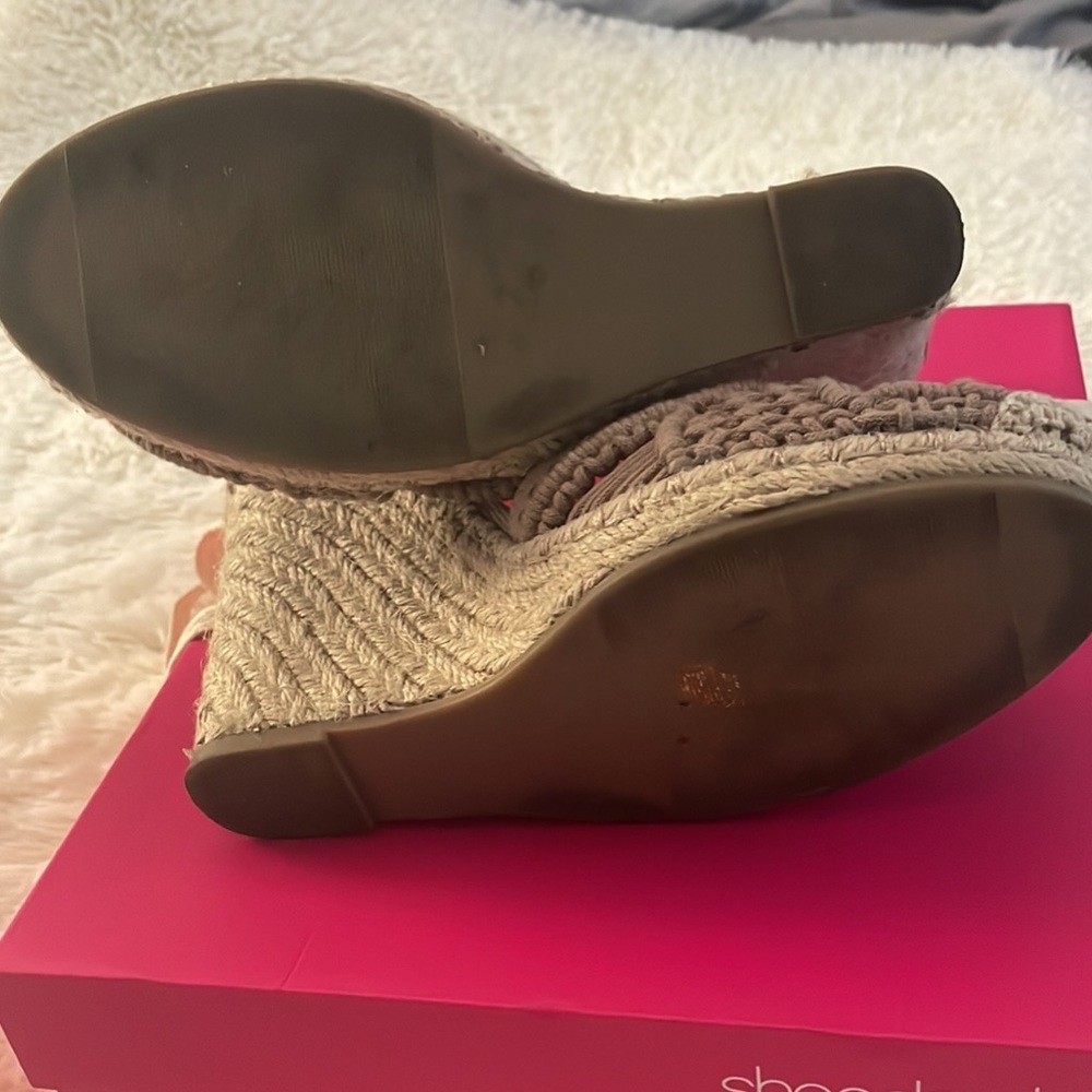 Mauve Fabric Wedges With Wicker Bottom - image 5